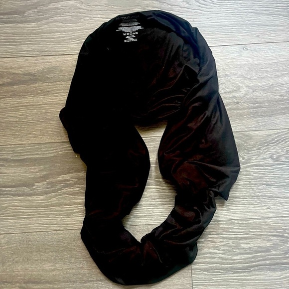 Beyond Yoga Accessories - Beyond Yoga Black Infinity Scarf Pocket Fall Winter Casual Accessory Warm Cozy